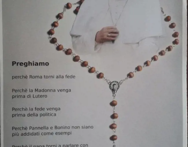Volantino contro il Papa: "Perché la fede preceda la politica"