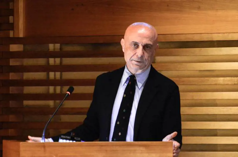 Primarie del Pd, Minniti ora si ritira dalla corsa