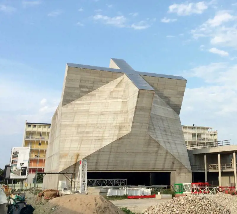 La chiesa di San Rocco, in costruzione a Sambuceto (Pescara