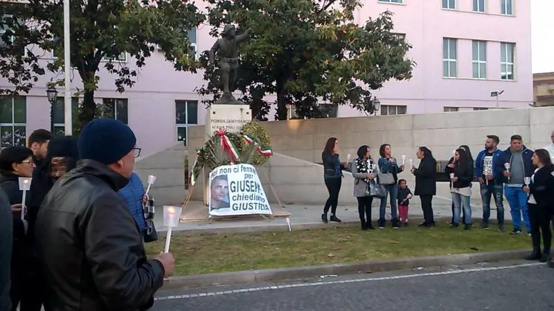 I familiari della vittima che chiedono giustizia nell'ultima protesta organizzata ad aprile scorso