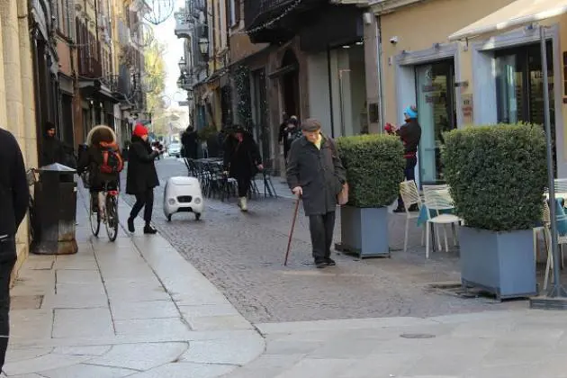 Ecco il robot postino (ma c'è già il drone che ti porterà la pizza)