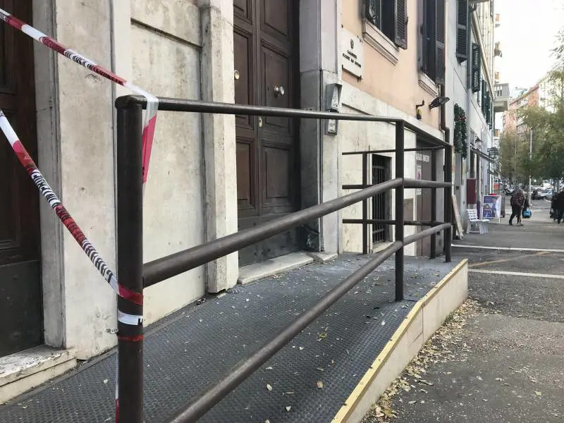 Bomba alla stazione dei carabinieri, quartiere sotto choc