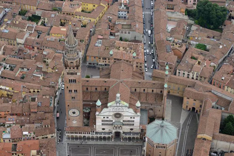 Sotto il Torrazzo di Cremona il talento di violini e torroni