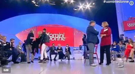 Si alza e va da Manfredo: lo schiaffo a "Uomini e donne"