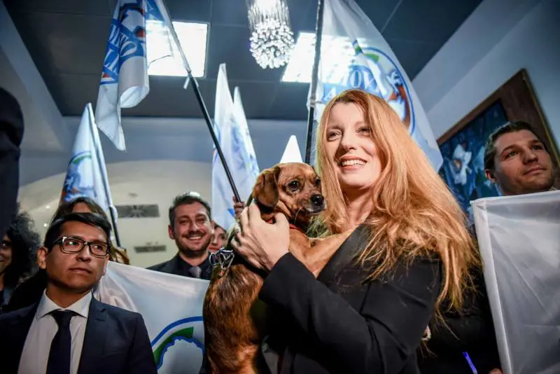 Il ddl della Brambilla: galera per chi mangia cani e gatti