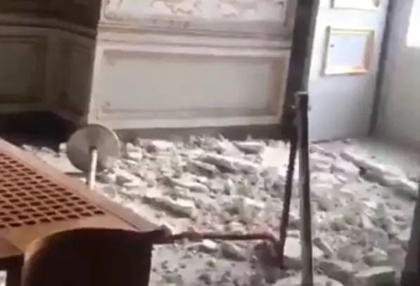 Reggia di Caserta, crolla una porzione di intonaco