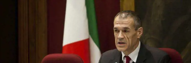 Cottarelli stronca Renzi: "Ritorno a Maastricht pericoloso"