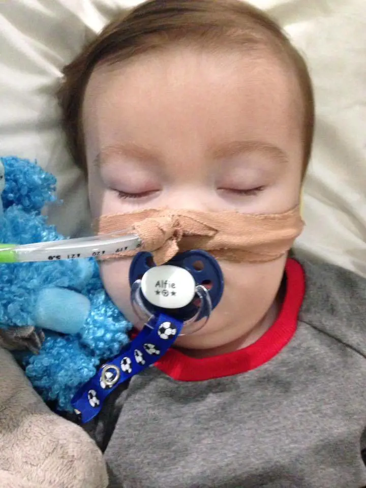 "Stanno nascondendo qualcosa". Un video incastra i medici di Alfie