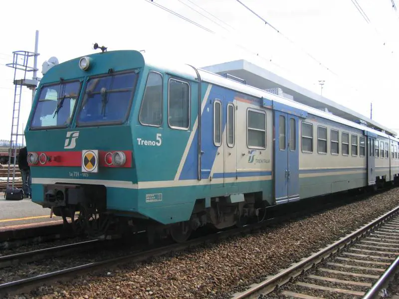 Nordafricani sequestrano treno. Poi la sassaiola contro i vagoni