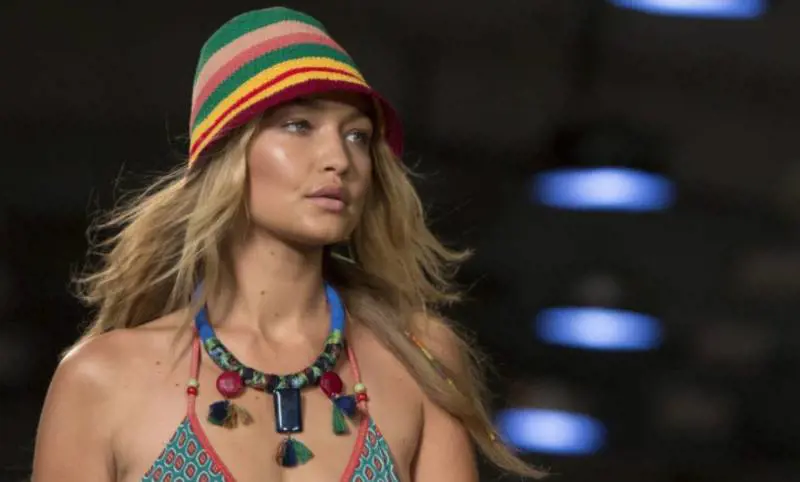 Gigi Hadid sposa l'ascella irsuta: i social protestano