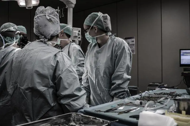 Chirurgo incide le sue iniziali sul fegato del paziente: condannato