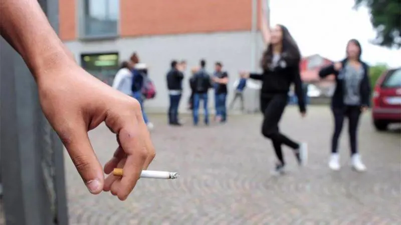 Se al liceo arriva la zona fumatori