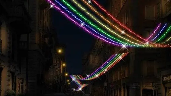 E i simboli sacri sono spariti pure dalle luminarie