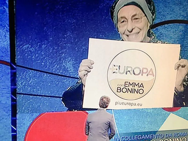 Dall'aborto all'altare: la radicale Bonino fa il comizio in chiesa