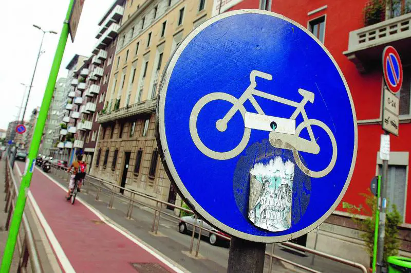 Cammina sulla pista ciclabile: bambina di cinque anni viene multata di 20 euro
