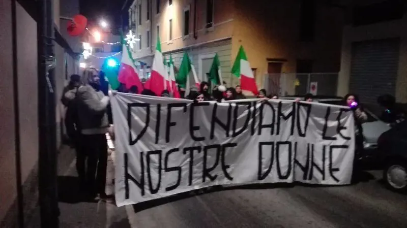 Fiaccolata anti violenza nel mirino dell'odio rosso