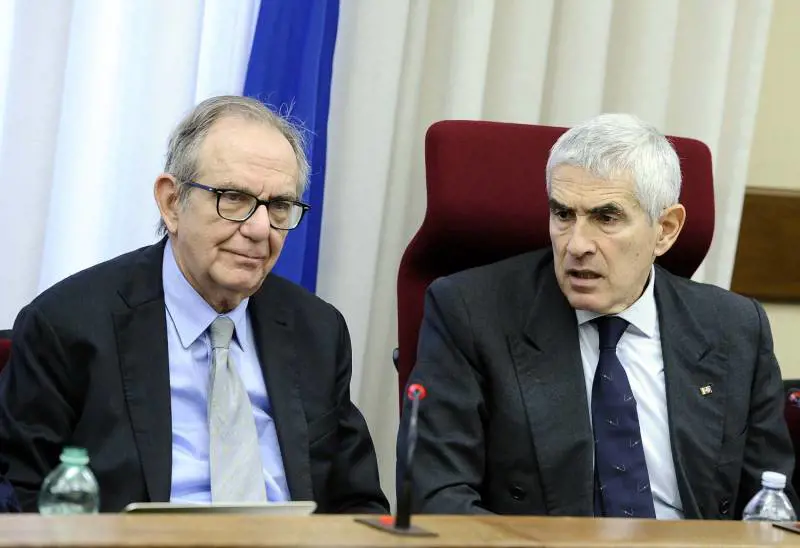 Padoan: "Non ho autorizzato nessuno a occuparsi di Banca Etruria"
