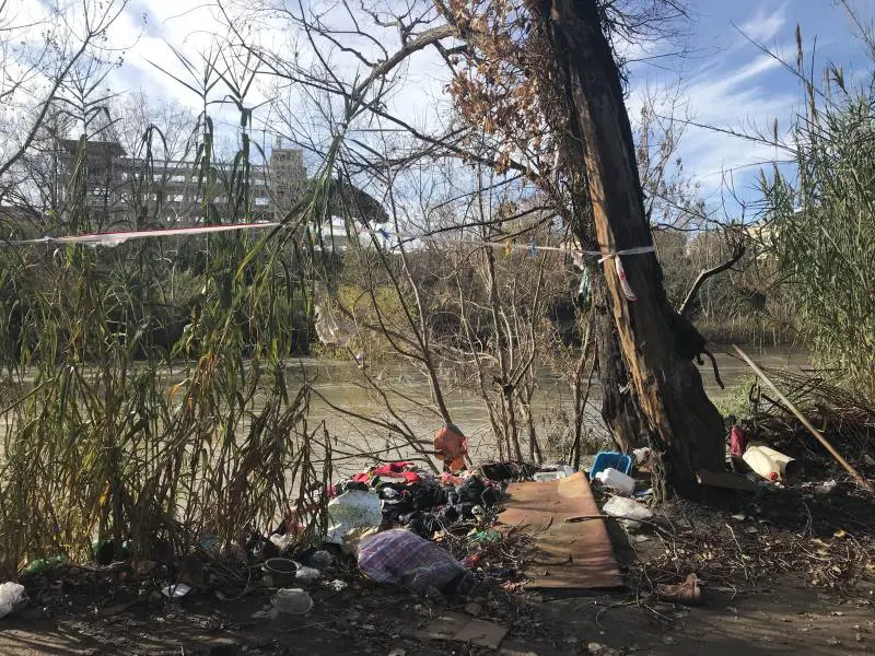 La spiaggia accanto al campo rom: il progetto dei grillini è già un flop