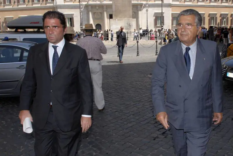 Caos a casa De Benedetti: il figlio smentisce il padre