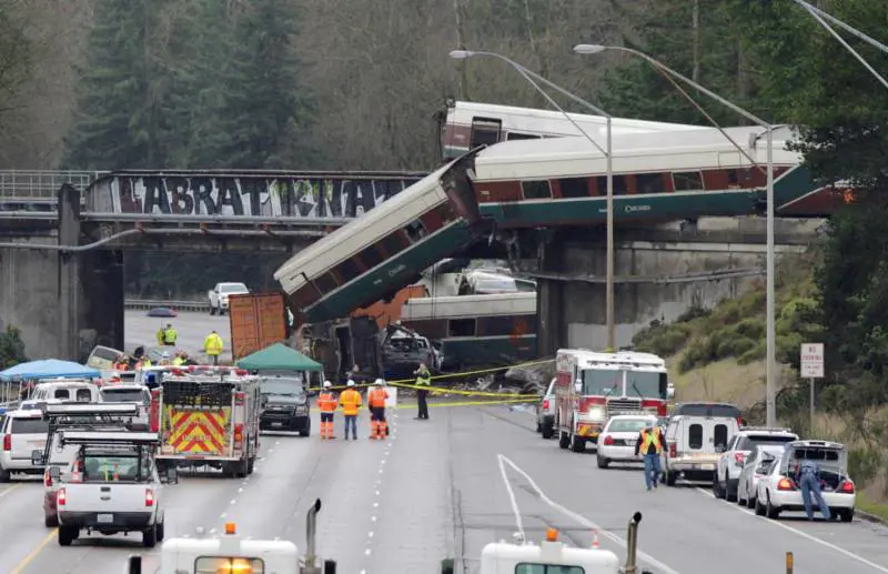 Seattle, treno deragliato a 130 km orari: il limite era di 50