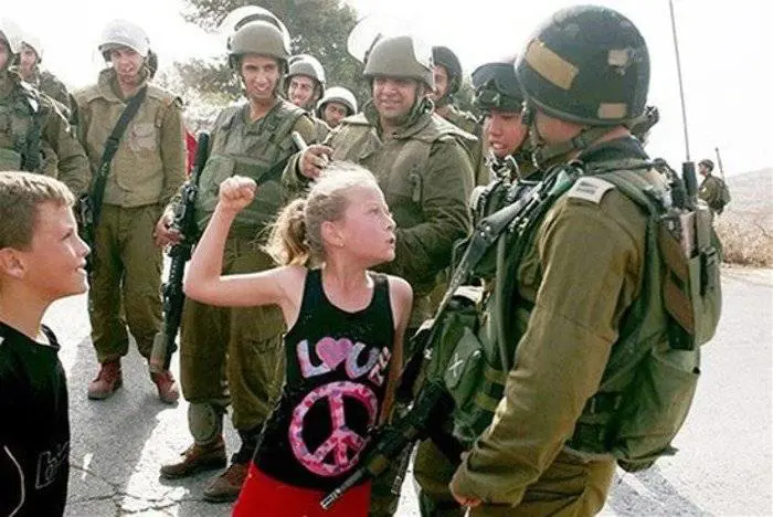 Arrestata la piccola provocatrice palestinese. Ma Israele si divide sui soldati "troppo buoni"