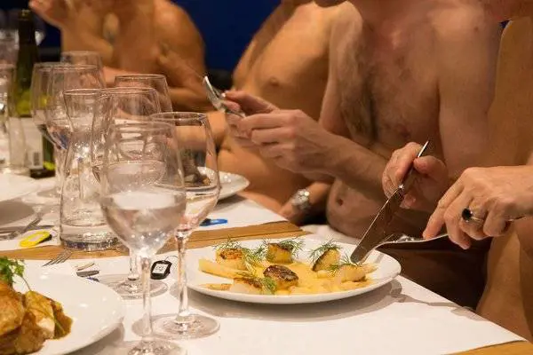 Vergogne al vento per la cena: è boom il ristorante nudista