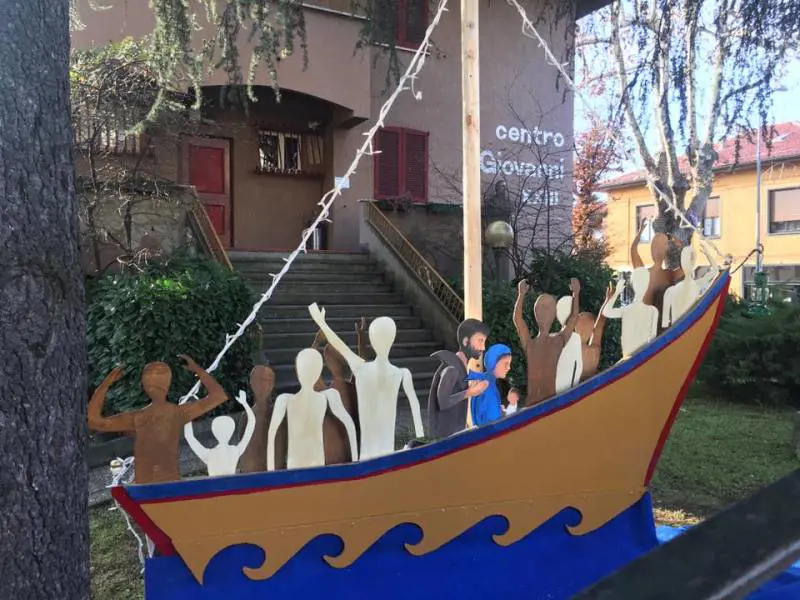 Arcore, presepe con il barcone. E Gesù nasce tra gli immigrati