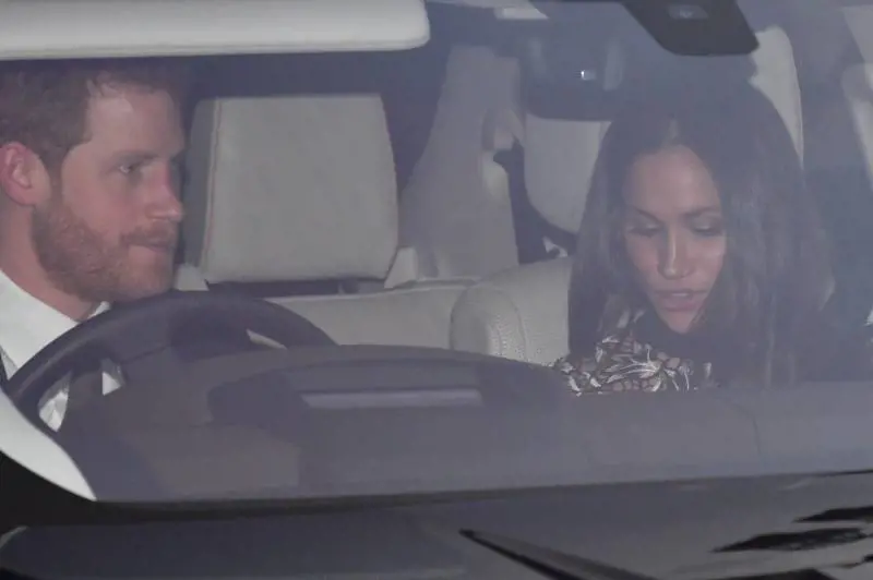 Gb, a pranzo c'è Meghan Markle. Invitata indossa spilla "Blackamoor"