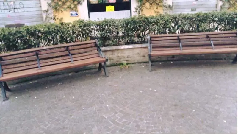 Roma, blitz contro le panchine anti-bivacco, residenti cercano di opporsi