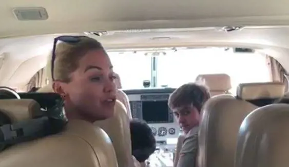 La moglie di Bonolis sul jet privato e la replica ad Aldo Grasso