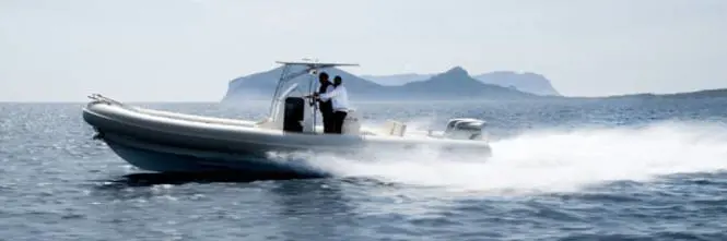 Salento, fermato gommone con a bordo armi da guerra e droga