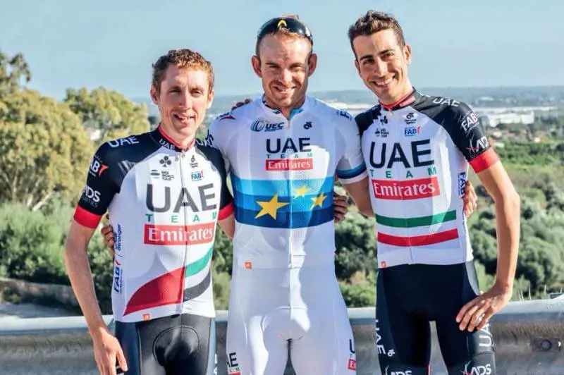 Emirates fa "sparire" il tricolore dalla maglia di Aru