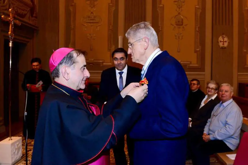 Faceva il sarto per signora. Poi si è convertito e da 50 anni veste cardinali