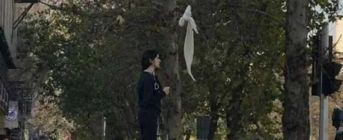 La ragazza di Teheran umilia i veli di Boldrini e compagne