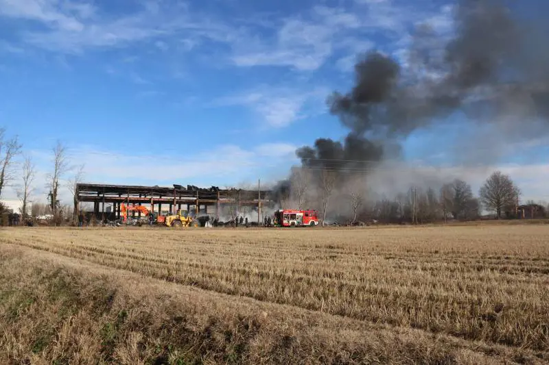 Pavia, incendio e nube tossica. L'ombra del racket dei rifiuti