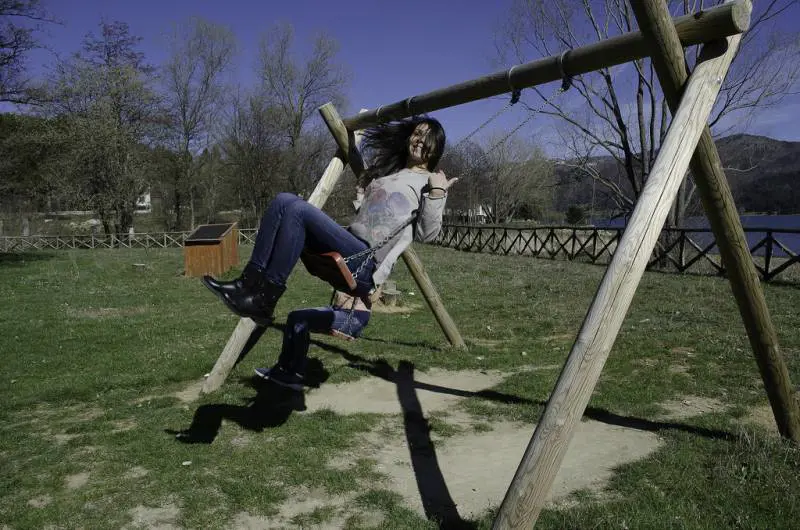 Anche gli adulti sull'altalena. Giusto dondolare a ogni età?