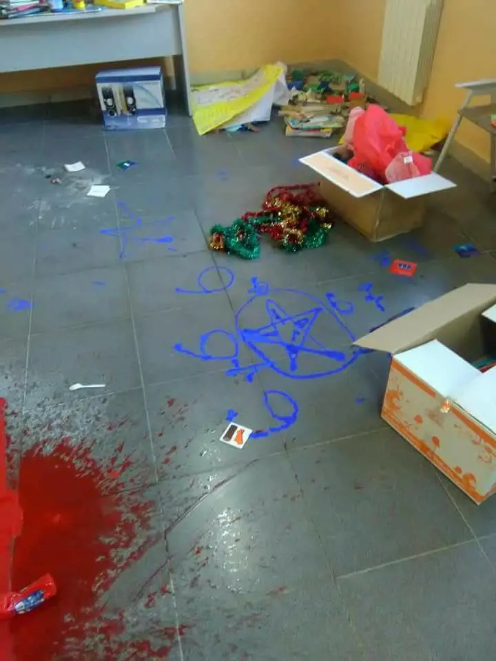 Agrigento, scritte sataniche in una scuola e crocifissi bruciati