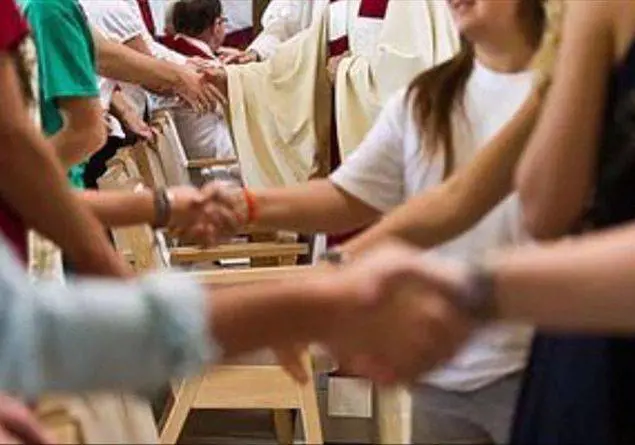 Getta in strada offerte durante funerale: polemica sul sacerdote