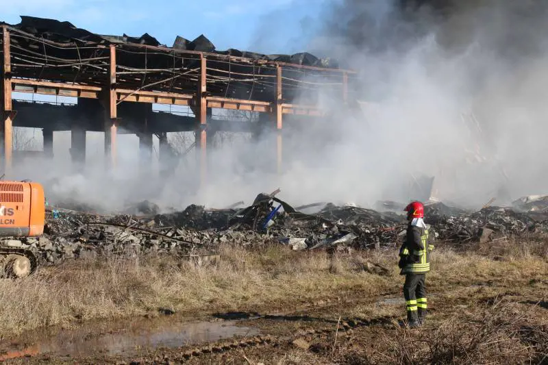 Incendio nel capannone: livelli di diossina oltre i limiti