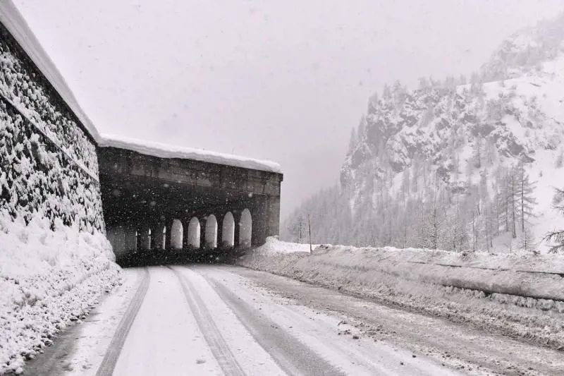 Il gelo siberiano raggiunge l'Italia: neve da Nord a Sud e scuole chiuse