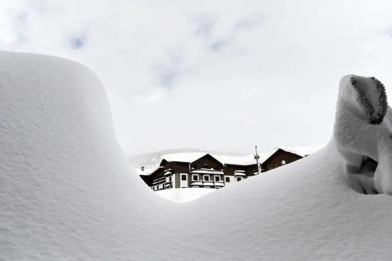 Neve, valanghe e caos. Muore nell'ambulanza bloccata al Sestriere