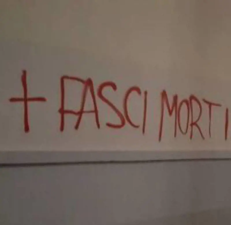 Le scritte "rosse" diventano "fasciste"