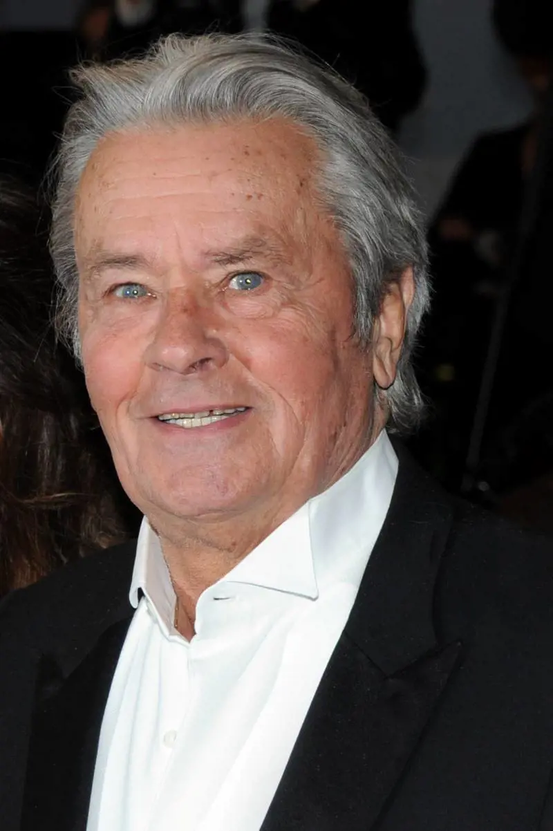 Delon, un sorriso spazza via il #metoo