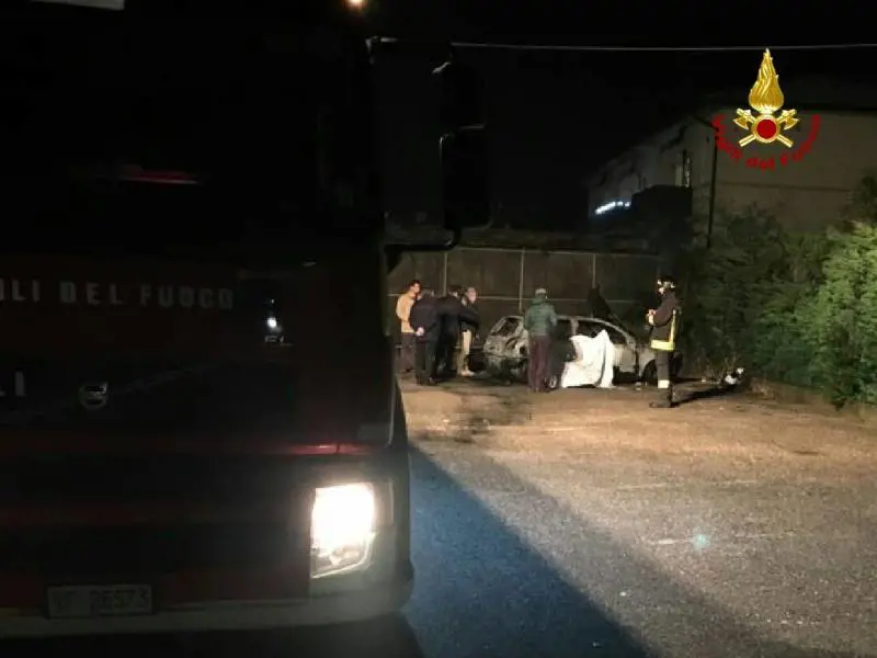 Due minori bruciano un senzatetto: "Volevamo fargli uno scherzo"