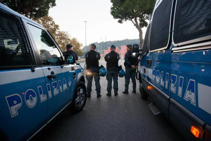 Rom rubano in casa di 2 poliziotti. Lui le rincorre in mutante: arrestate