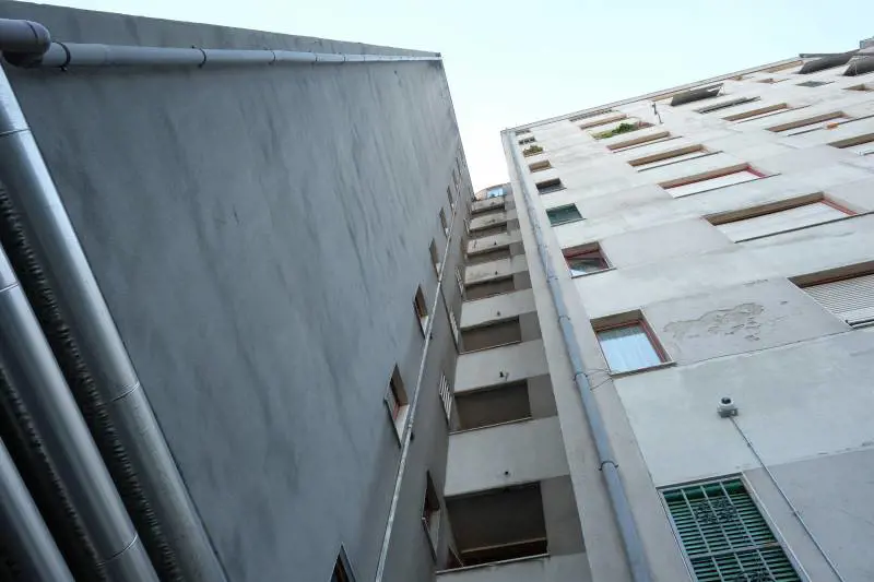Anziana ricoverata in ospedale Immigrati le occupano la casa
