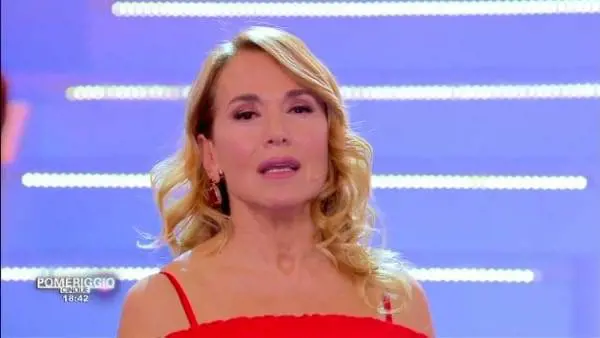 Un uomo mascherato a Pomeriggio Cinque, ora Barbara D'Urso spiega cosa è successo