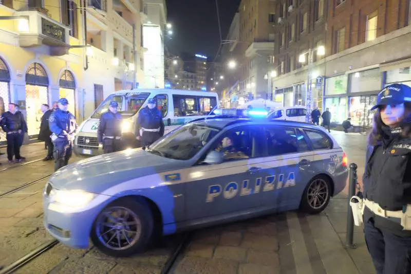 Poliziotto rientra dalla pensione per aiutare i colleghi nel blitz