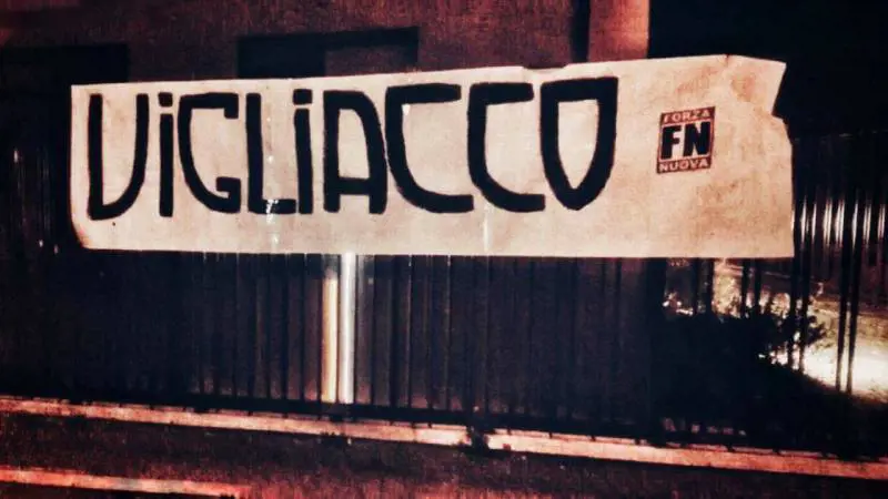 Striscione sotto casa di Gene Gnocchi: "Vigliacco"