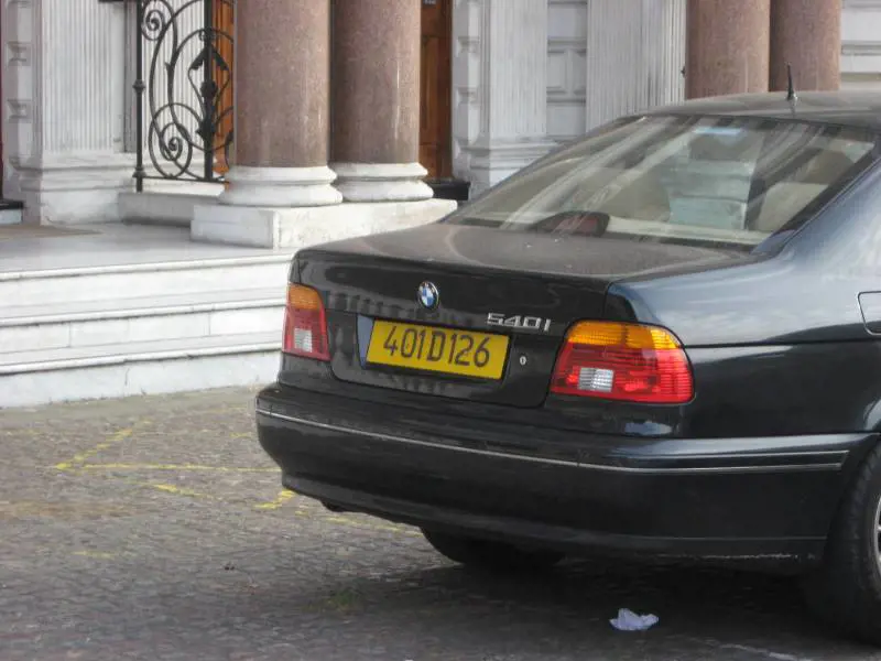 Una targa straniera in una foto d'archivio